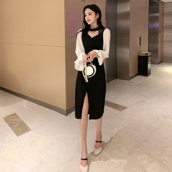 Női ruha spitz nyakkivágással, hasítékos és lótusz ujjú fekete színben