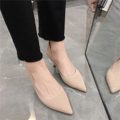 Γυνακεία μοντέρνα υποδήματα με λεπτό τακούνι σε μπεζ και μαύρο χρώμα