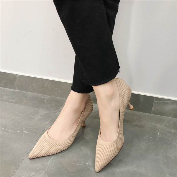 Γυνακεία μοντέρνα υποδήματα με λεπτό τακούνι σε μπεζ και μαύρο χρώμα