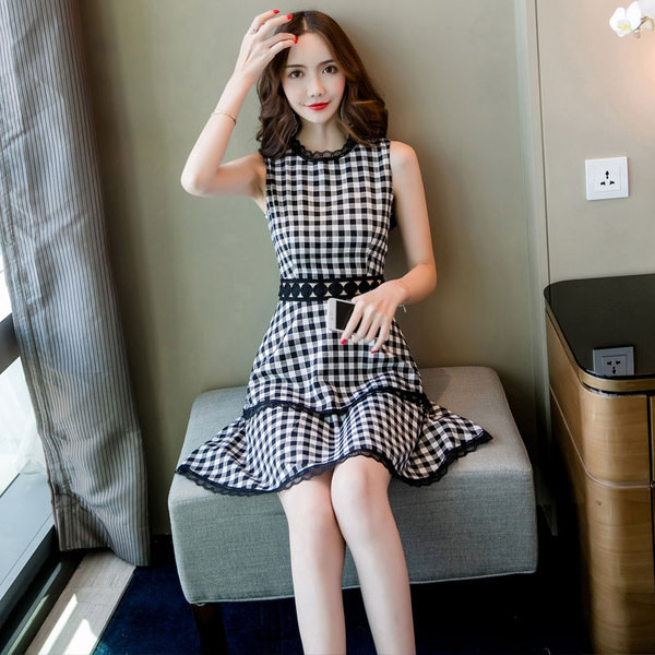 Rochie dama in carouri cu decolteu rotund - model decupat