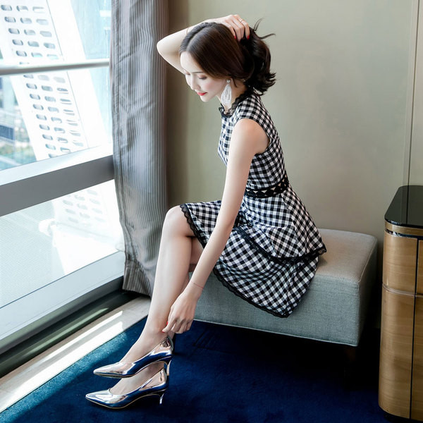 Rochie dama in carouri cu decolteu rotund - model decupat