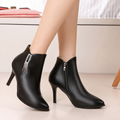 Κομψές γυναικείες μπότες με λεπτό τακούνι και φερμουάρ σε μαύρο και μπορντό χρώμα