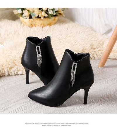 Κομψές γυναικείες μπότες με λεπτό τακούνι και φερμουάρ σε μαύρο και μπορντό χρώμα