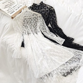 Női csipkeruha fehér és fekete színben, hosszú ujjal