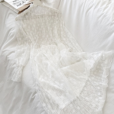 Női csipkeruha fehér és fekete színben, hosszú ujjal