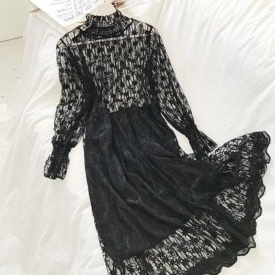 Női csipkeruha fehér és fekete színben, hosszú ujjal