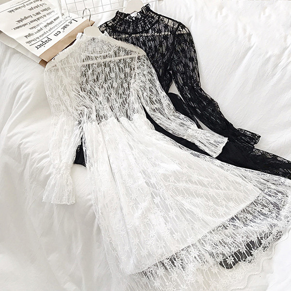 Női csipkeruha fehér és fekete színben, hosszú ujjal