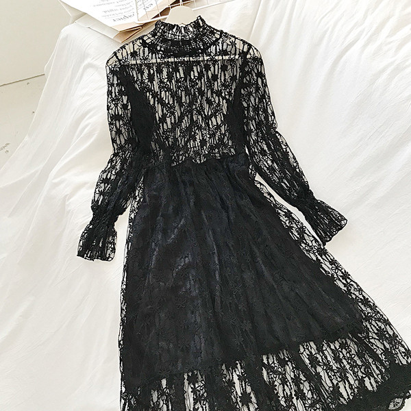 Női csipkeruha fehér és fekete színben, hosszú ujjal