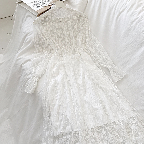 Női csipkeruha fehér és fekete színben, hosszú ujjal