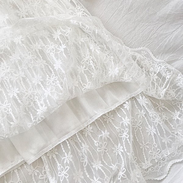 Női csipkeruha fehér és fekete színben, hosszú ujjal