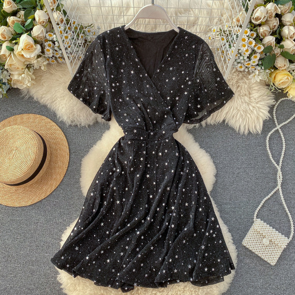 Rochie de dama la moda din catifea cu decolteu in V si stelute stralucitoare in negru