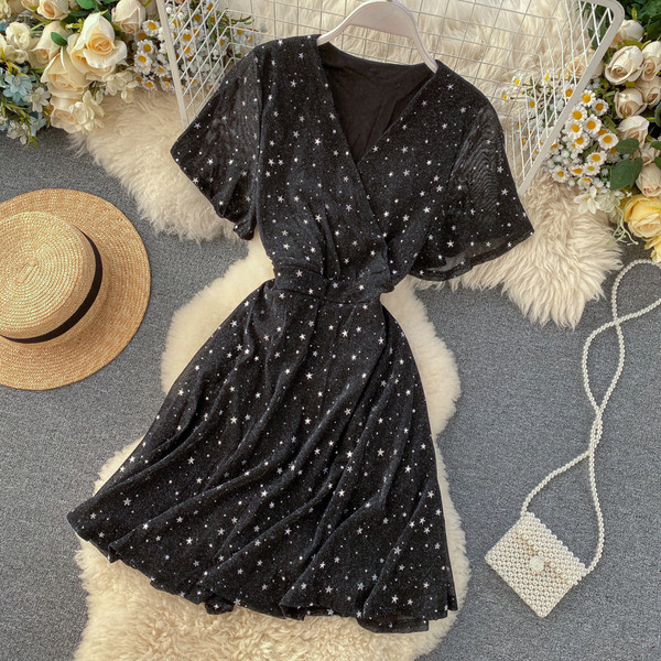 Rochie de dama la moda din catifea cu decolteu in V si stelute stralucitoare in negru