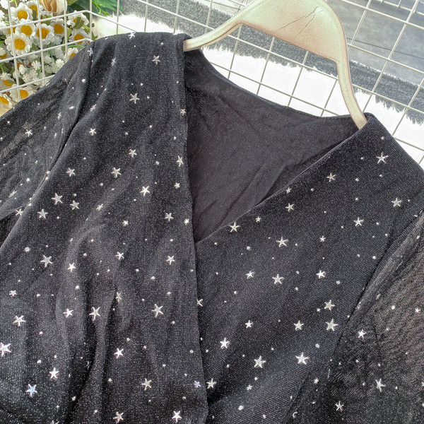 Rochie de dama la moda din catifea cu decolteu in V si stelute stralucitoare in negru