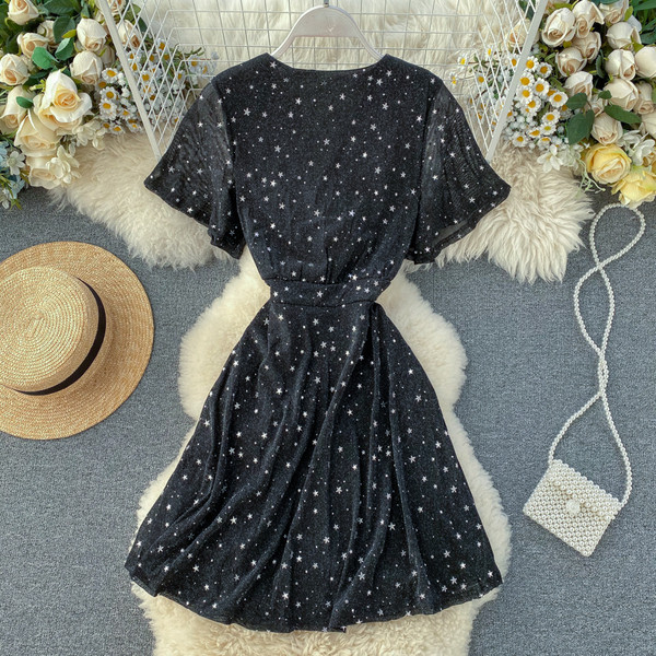 Rochie de dama la moda din catifea cu decolteu in V si stelute stralucitoare in negru