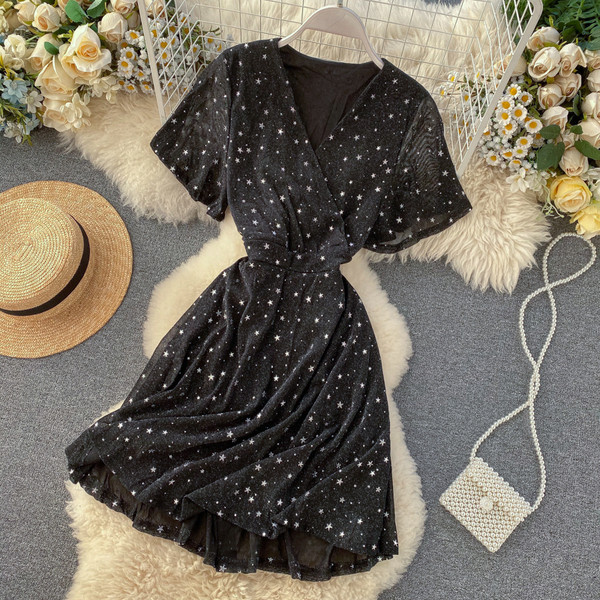 Rochie de dama la moda din catifea cu decolteu in V si stelute stralucitoare in negru