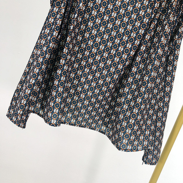 Lezser széles blúz, kék színű puffos ujjakkal, mintás mintával