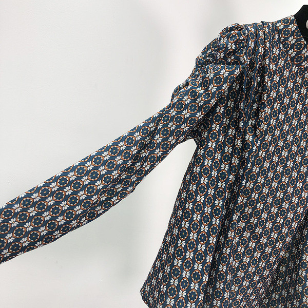 Lezser széles blúz, kék színű puffos ujjakkal, mintás mintával