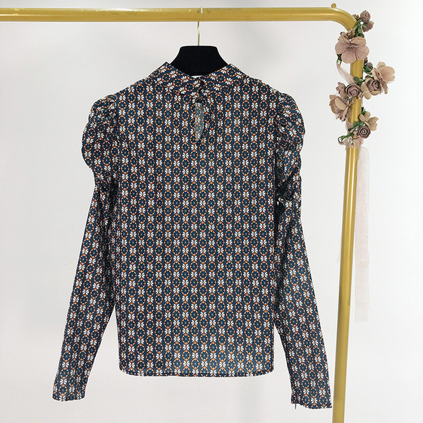 Lezser széles blúz, kék színű puffos ujjakkal, mintás mintával