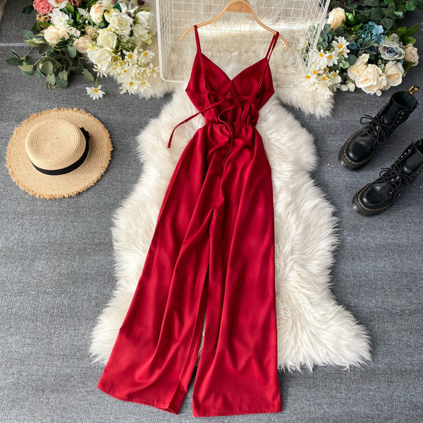 Női hosszú jumpsuit vékony pántokkal és V-nyakkal