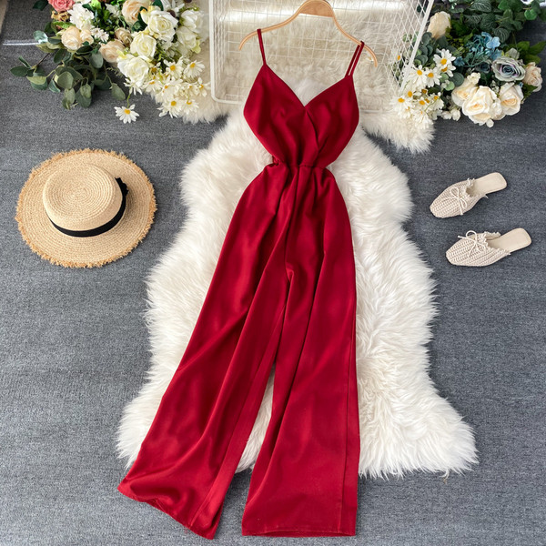 Női hosszú jumpsuit vékony pántokkal és V-nyakkal