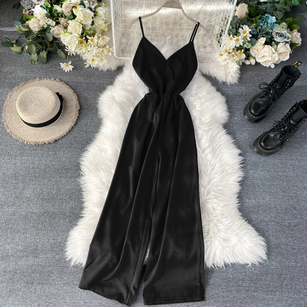 Női hosszú jumpsuit vékony pántokkal és V-nyakkal