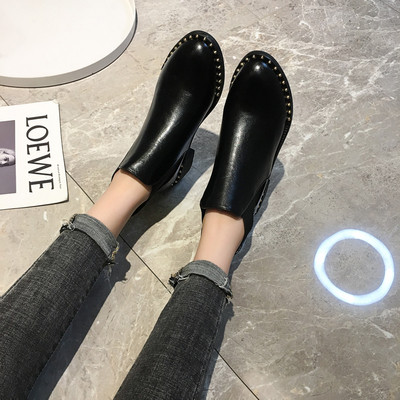 Női őszi-téli csizma ökobőr hegyes modellből fekete színben