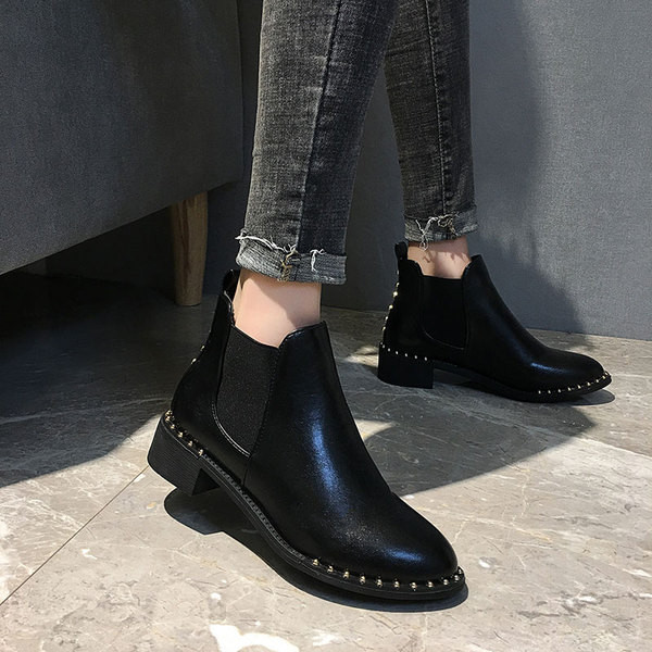 Női őszi-téli csizma ökobőr hegyes modellből fekete színben