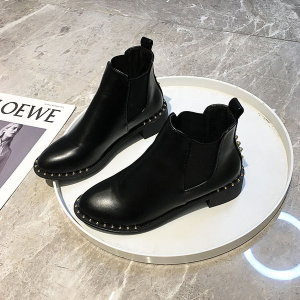 Női őszi-téli csizma ökobőr hegyes modellből fekete színben