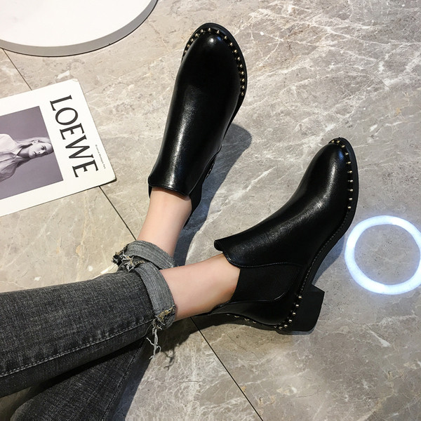 Női őszi-téli csizma ökobőr hegyes modellből fekete színben