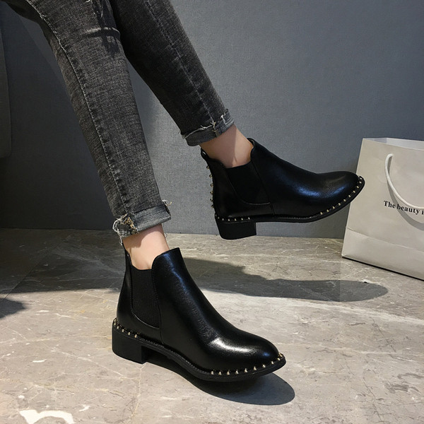 Női őszi-téli csizma ökobőr hegyes modellből fekete színben