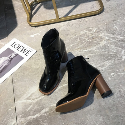 Γυναικείες μπότες με χοντρό τακούνι και φερμουάρ σε μαύρο και μπεζ χρώμα