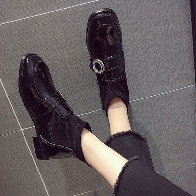 Fém csattal ellátott, őszi női csizma fekete és piros színben