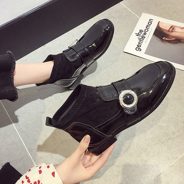 Fém csattal ellátott, őszi női csizma fekete és piros színben