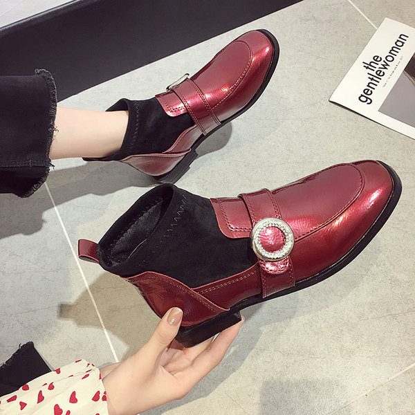 Fém csattal ellátott, őszi női csizma fekete és piros színben