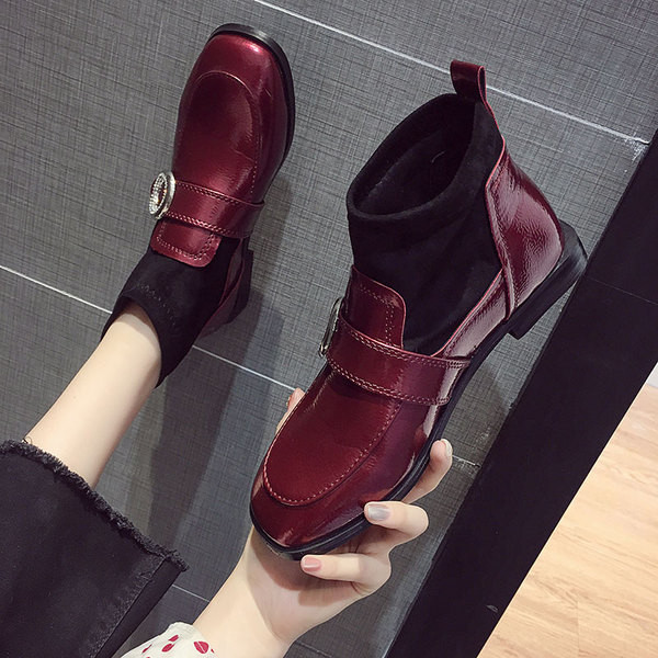 Fém csattal ellátott, őszi női csizma fekete és piros színben