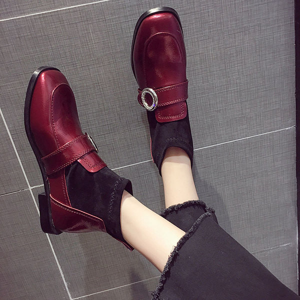 Fém csattal ellátott, őszi női csizma fekete és piros színben