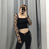 Modern rövid blúz négyzet alakú nyakkivágással és tüll ujjú fekete színben