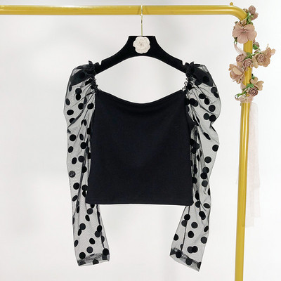 Modern rövid blúz négyzet alakú nyakkivágással és tüll ujjú fekete színben