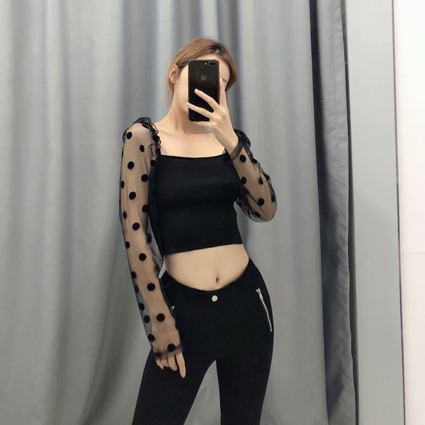 Modern rövid blúz négyzet alakú nyakkivágással és tüll ujjú fekete színben