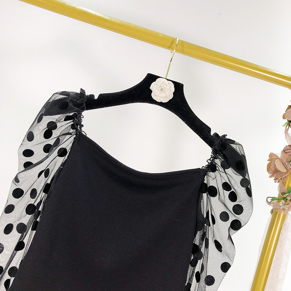 Modern rövid blúz négyzet alakú nyakkivágással és tüll ujjú fekete színben