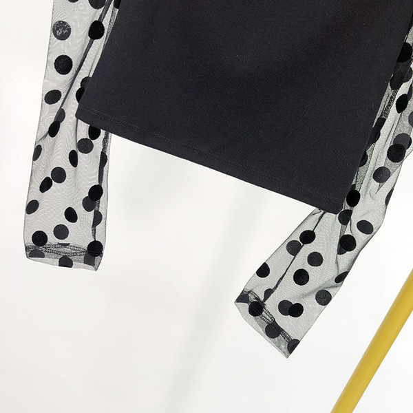 Modern rövid blúz négyzet alakú nyakkivágással és tüll ujjú fekete színben