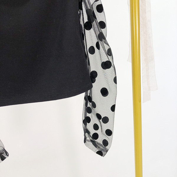 Modern rövid blúz négyzet alakú nyakkivágással és tüll ujjú fekete színben