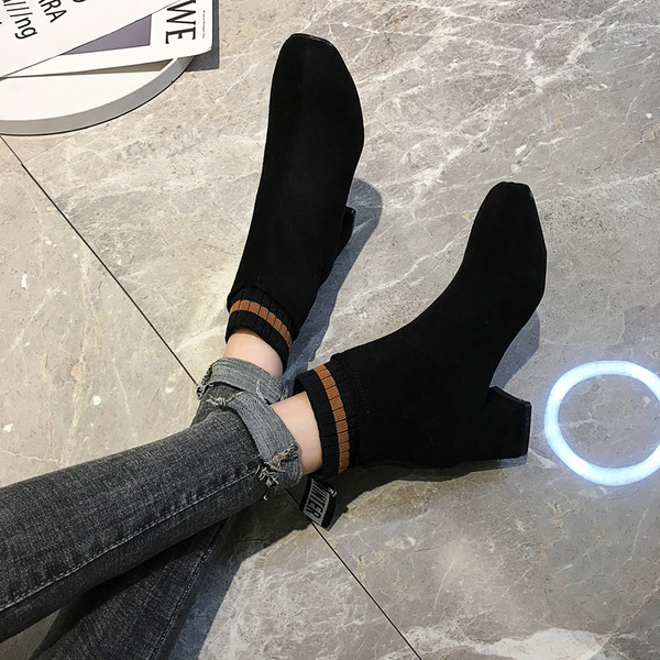 Cizme moderne de dama cu toc gros potrivite pentru iarna in negru si bej