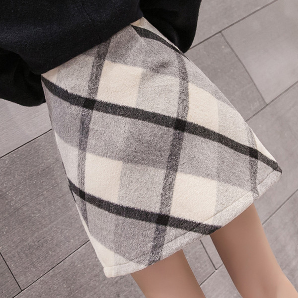 Fusta dama in carouri cu talie inalta potrivita pentru iarna in negru si maro