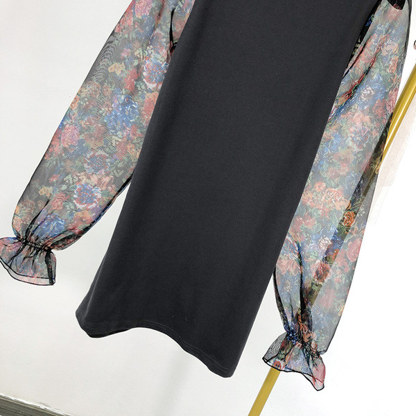 Σύντομο μαύρο γυναικείο φόρεμα με Floral Right Tulle μανίκια - Ευθεία Μοντέλο