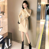 Γυναικείο πλεκτό φόρεμα με ψηλό περιλαίμιο, σχίσιμο και ζώνη σε μπεζ χρώμα