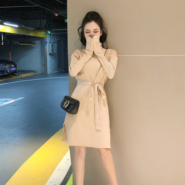 Γυναικείο πλεκτό φόρεμα  με ψηλό περιλαίμιο, σχίσιμο και ζώνη σε μπεζ χρώμα