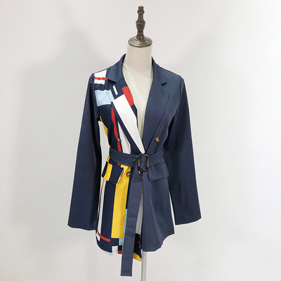 Дълго вталено сако с копчета и колан в син цвят с шарен десен