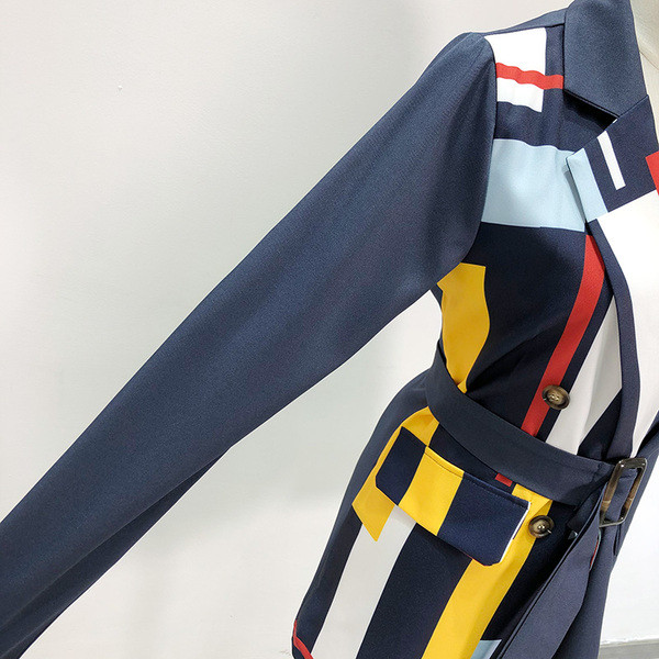 μακρύ σλιμ σακάκι με ζώνη και κουμπιά σε μπλε χρώμα με χρωματιστό μοτίβο 