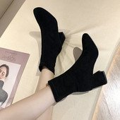 Stílusos női csizma hegyes modell vastag sarokkal, öko velúrból, fekete színben